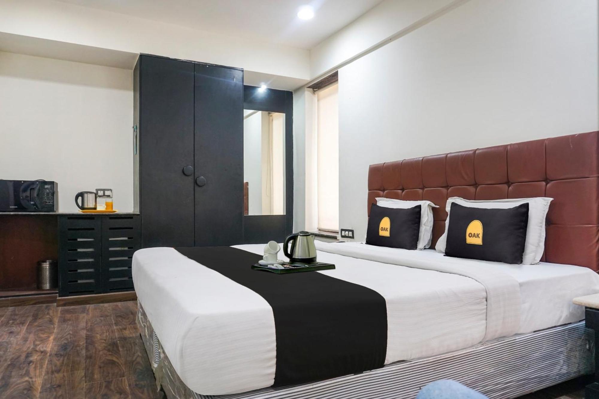 Super Townhouse Oak Sr Hotel Wakad Pune Exterior foto